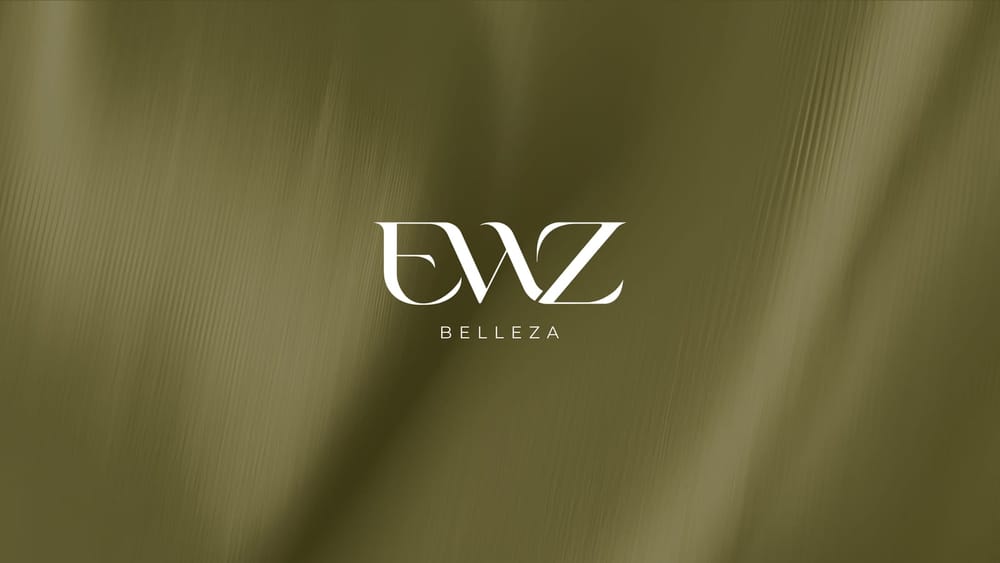 Logotipo de EWZ Belleza en blanco sobre una tela verde oliva
