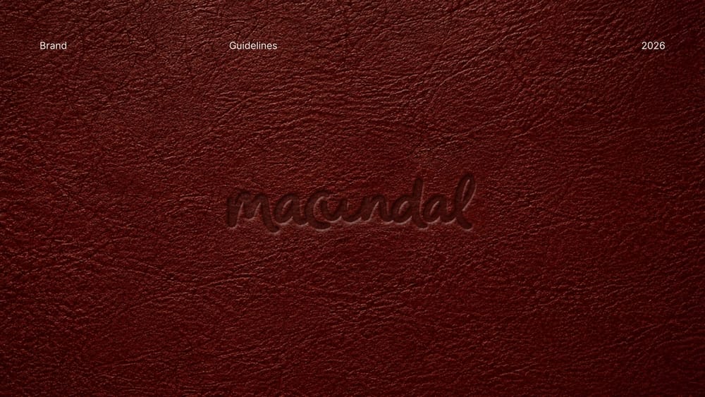 Logotipo de Macundal en relieve sobre cuero bordó